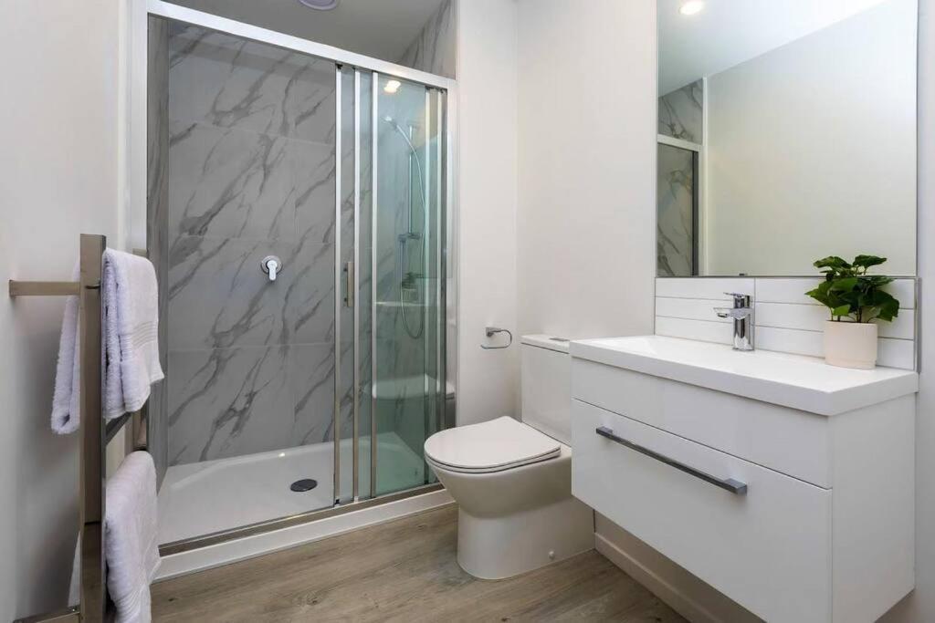 2 Bedrooms Apprtmt Plus Underground Parking In Cbd Christchurch Dış mekan fotoğraf
